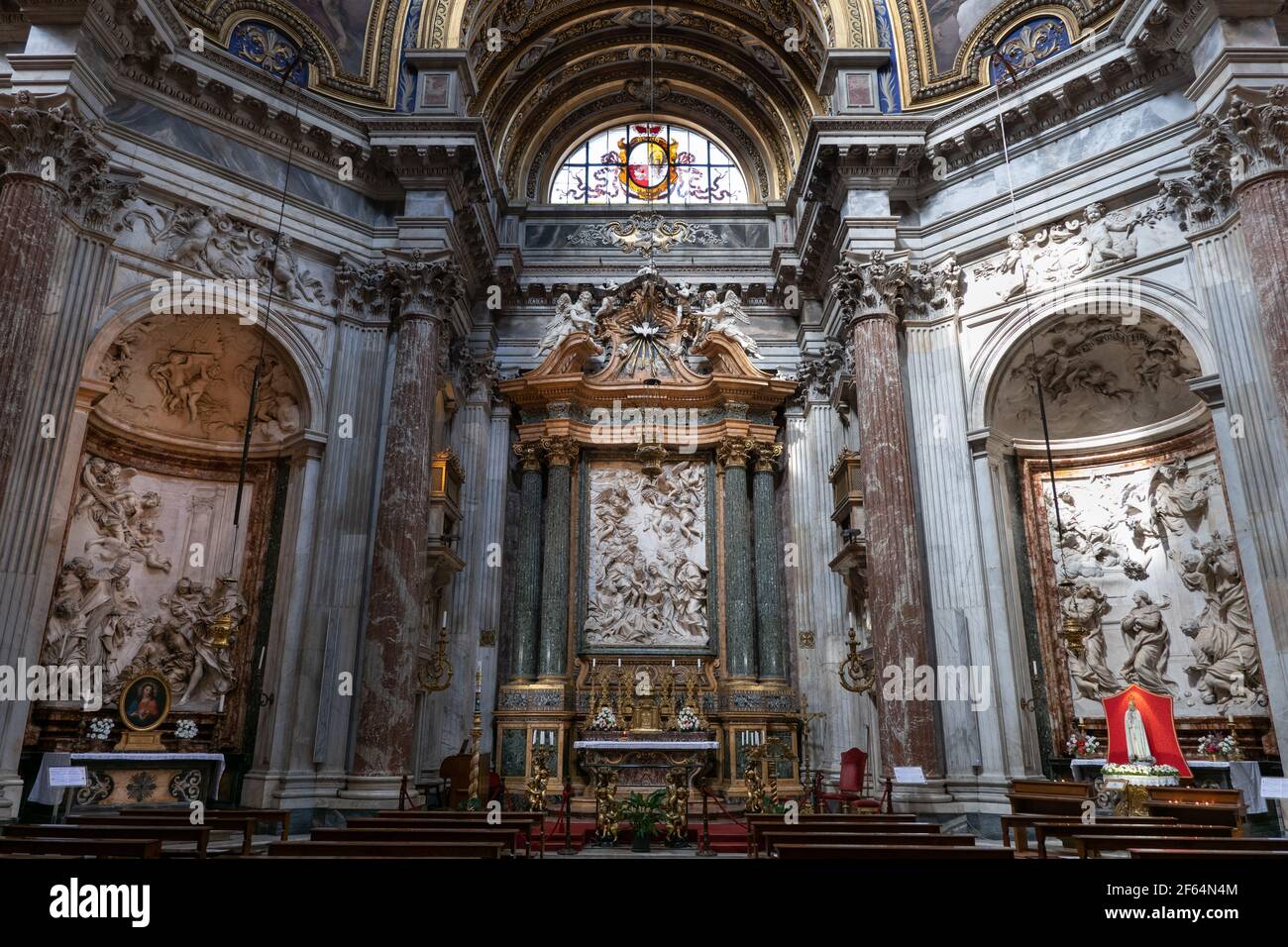 Sant Agnese in Agone Kirche Innenraum an der Piazza Navona in Rom, Italien, Hauptaltar mit Relief der Heiligen Familie mit St. Elisabeth, Heiligen Johannes und Stockfoto