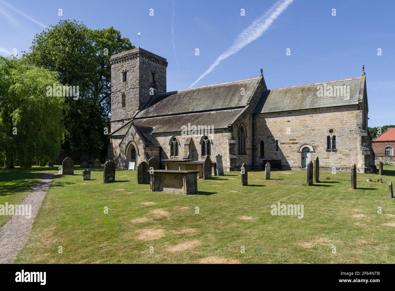 Die Kirche aller Heiligen in der North Yorkshire Dorf Hovingham, sagte einer der schönsten Sächsischen Türme im Norden von England zu haben Stockfoto