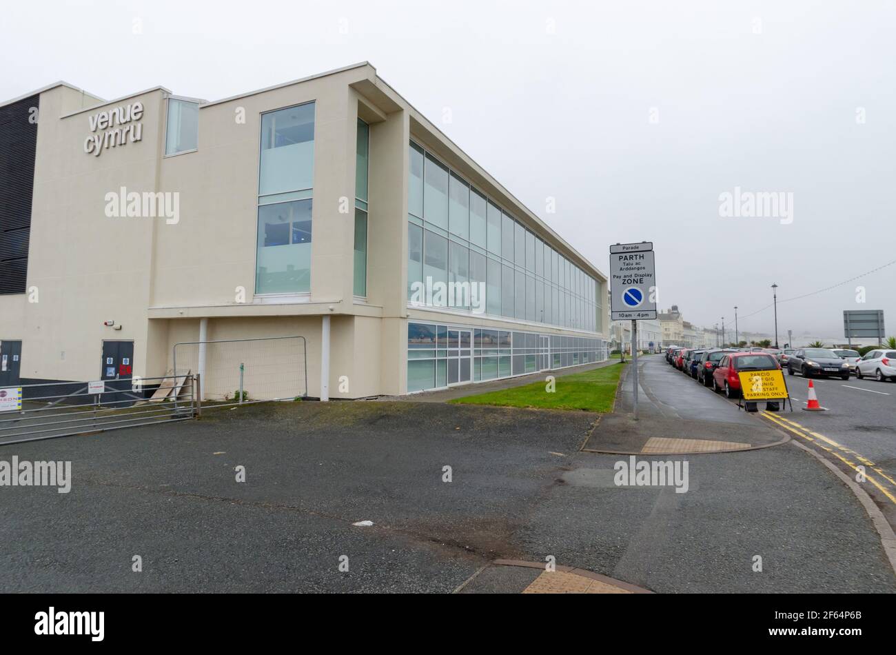 Llandudno, UK: Mar 18, 2021: Veranstaltungsort Cymru ist ein großes Konferenzzentrum, Theater und Arena-Komplex an der Promenade. Während der Pandemie wurde sie eingesetzt Stockfoto