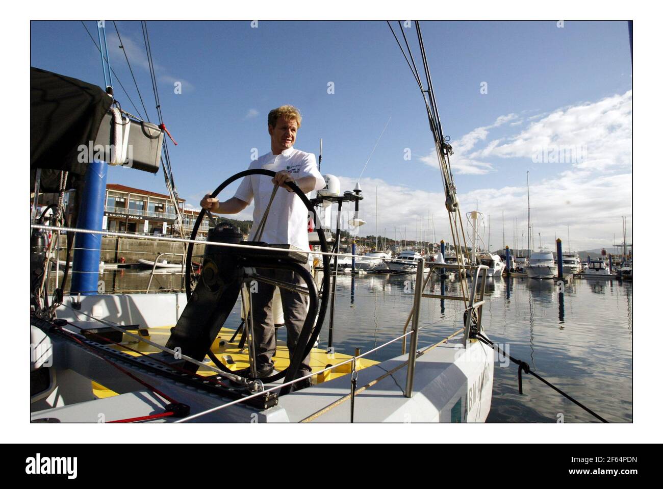 Gordon Ramsay kam als Lebensmittelberater für das niederländische Team zum Team von ABN AMRO beim Volvo Ocean Race. Er wird versuchen, den Geschmack und den nutricianal Inhalt der getrockneten Lebensmittel an Bord zu verbessern. Gordon konnte das Teamrennen beim ersten in-Port-Rennen des Weltrennens in Sanxenxo an der spanischen Nordküste beobachten.Bild David Sandison 4+5/11/2005 Stockfoto