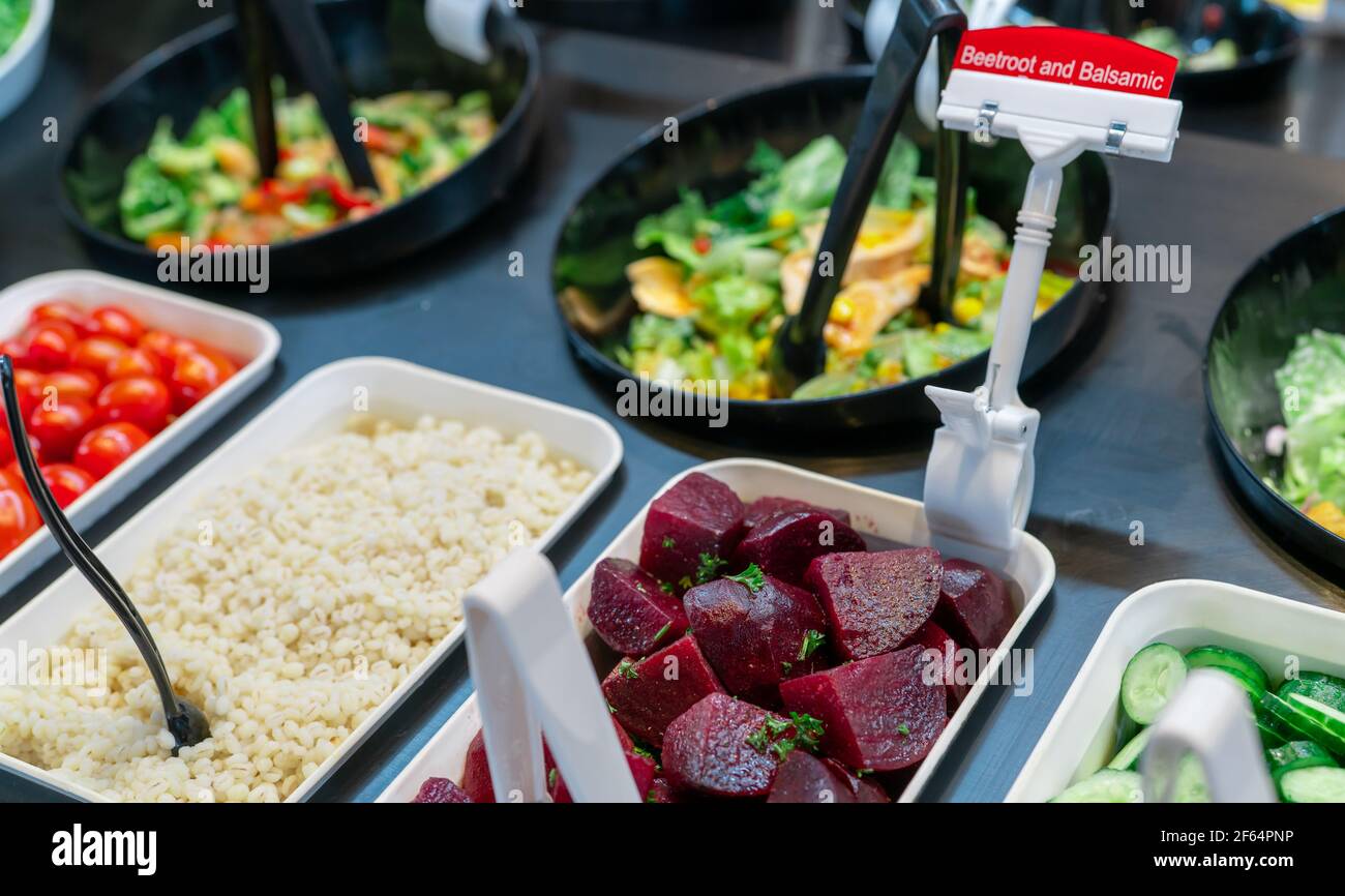 Salatbuffet im Restaurant. Frisches Salatbuffet zum Mittag- oder Abendessen. Gesunde Ernährung. Rote Bete und Balsamico in der Schüssel auf der Theke. Catering-Essen. Stockfoto