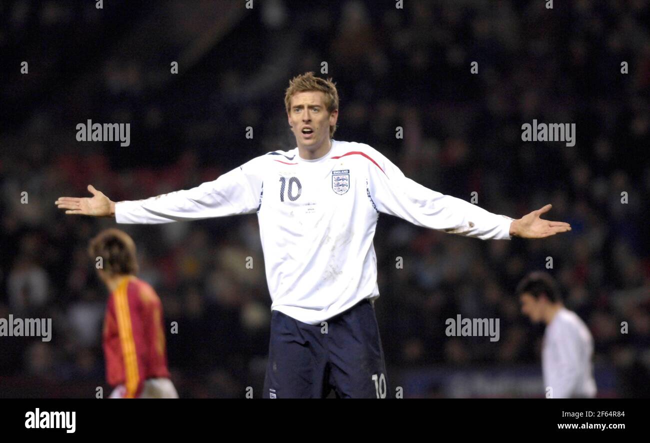 England-Stürmer Peter Crouch schreit auf den Linienmann, nachdem er mit einer Entscheidung des Offside nicht einverstanden. Stockfoto