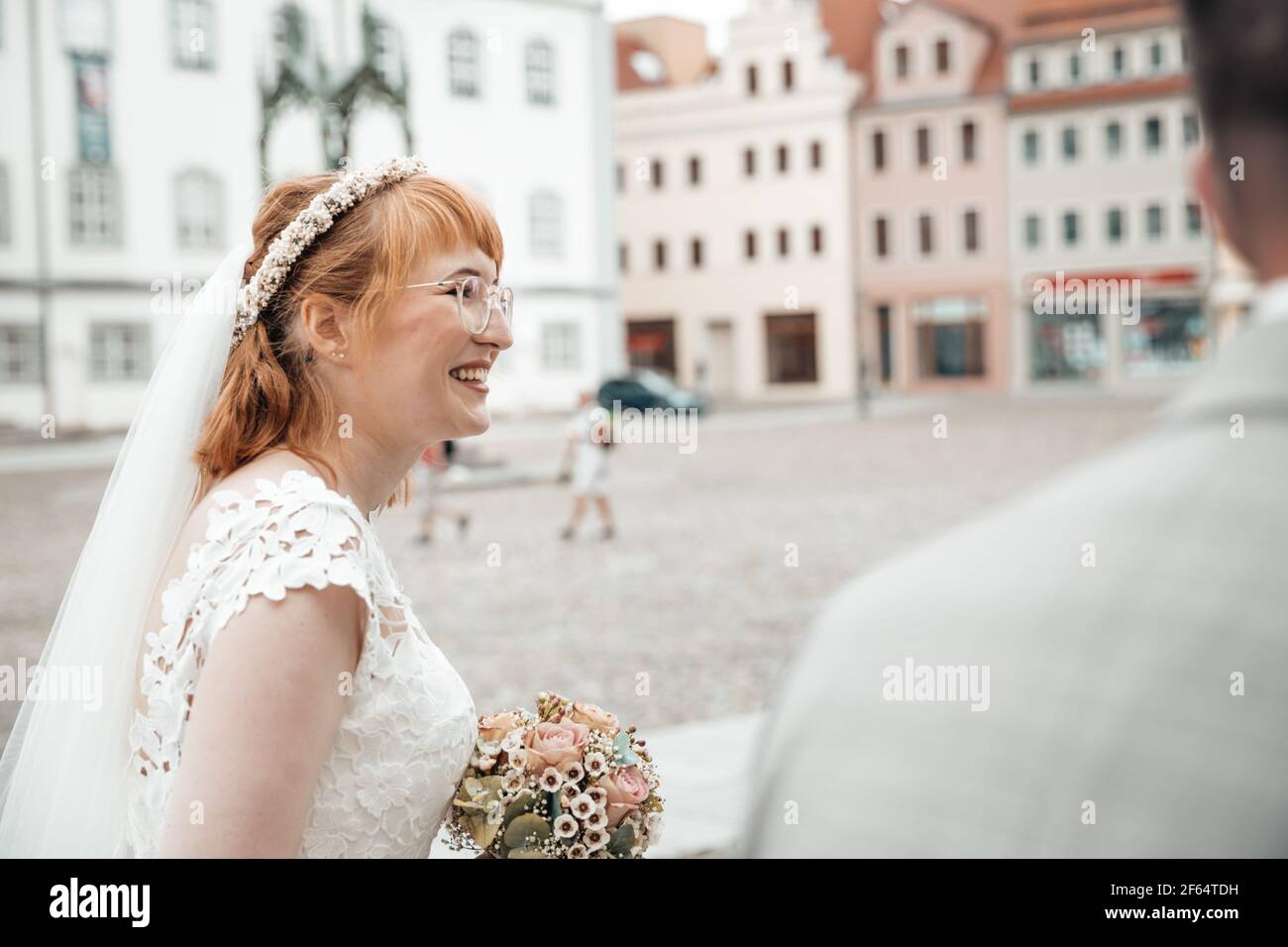 Lächelnde Braut an ihrem Hochzeitstag Stockfoto