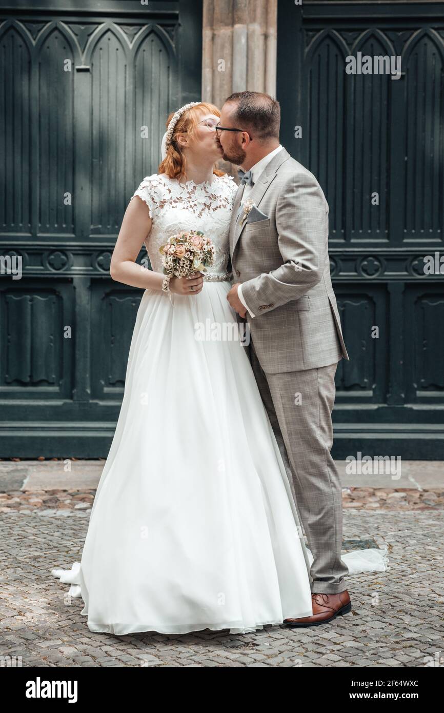 Braut und Bräutigam küssen am Hochzeitstag Stockfoto