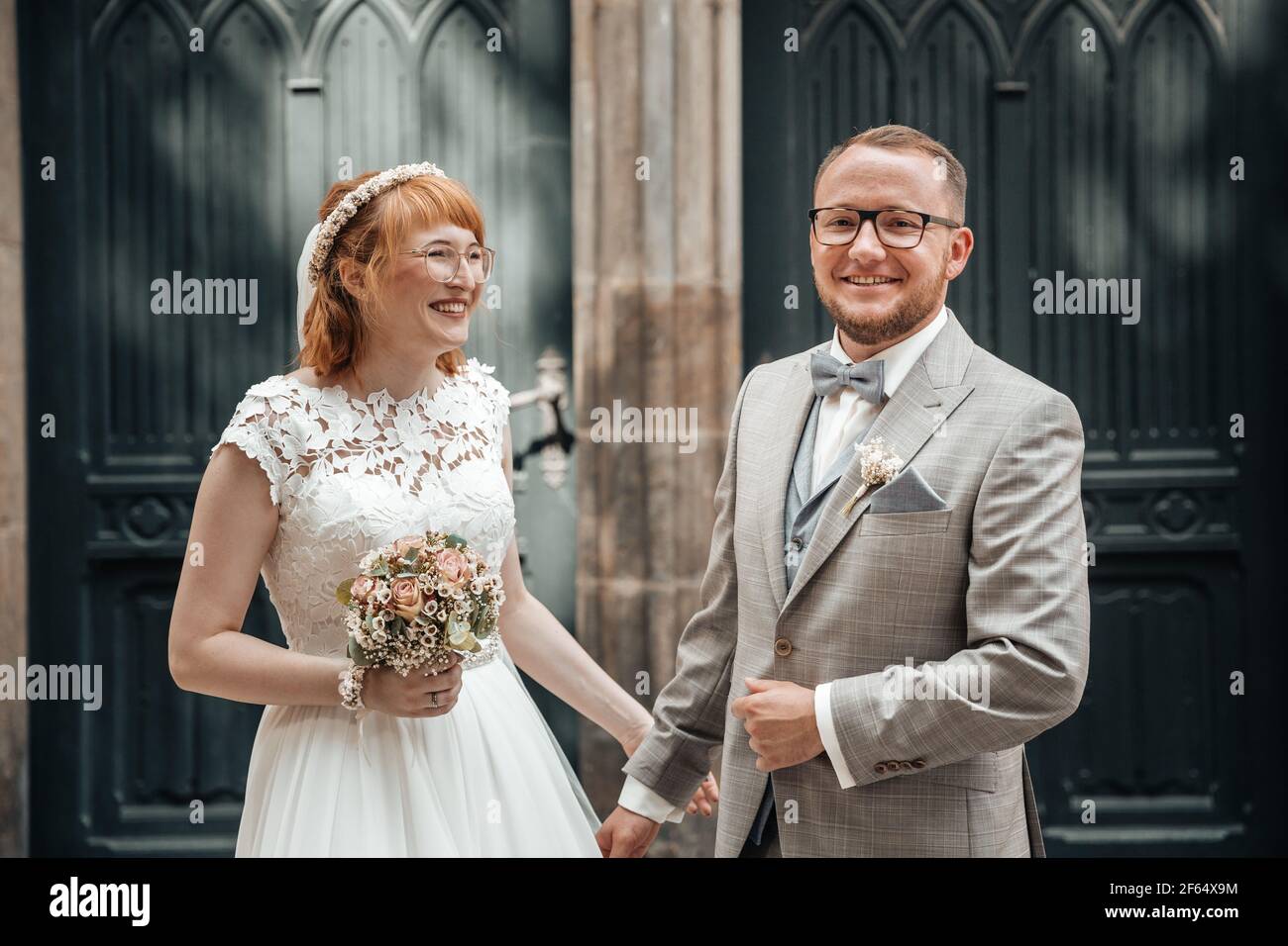 Lächelndes Brautpaar an ihrem Hochzeitstag Stockfoto