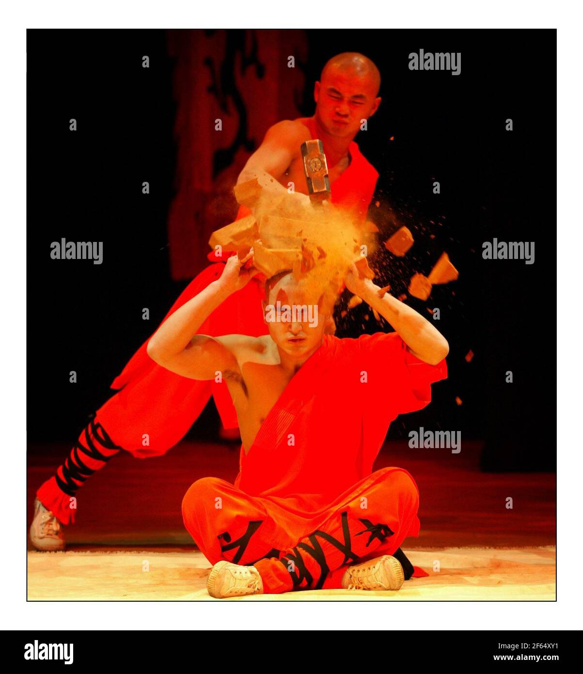 Der chinesische Staatszirkus mit Shaolin Wu-Shu Kriegern und Künstlern Von Peking Opera an der Queen Elizabeth Hall South Bank Centre 23dec 2005 bis 6 jan 2006pic David Sandison 22/12/2005 Stockfoto