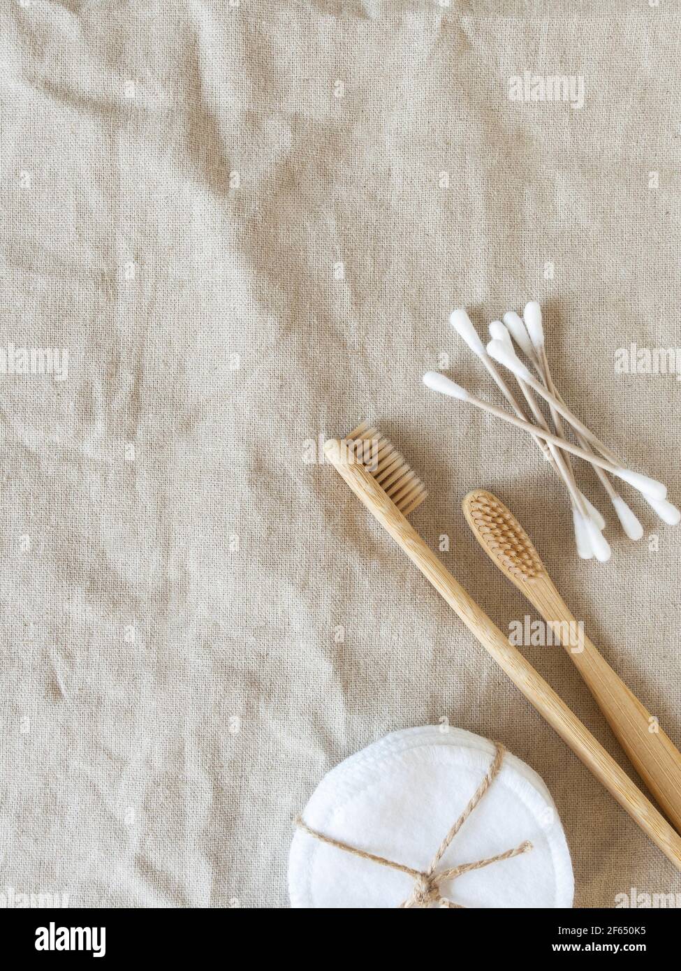 Minimal Zero Waste Konzept Einzelartikel für Hautpflege und Hygiene auf natürlichem textilen Hintergrund. Draufsicht. Speicherplatz kopieren Stockfoto