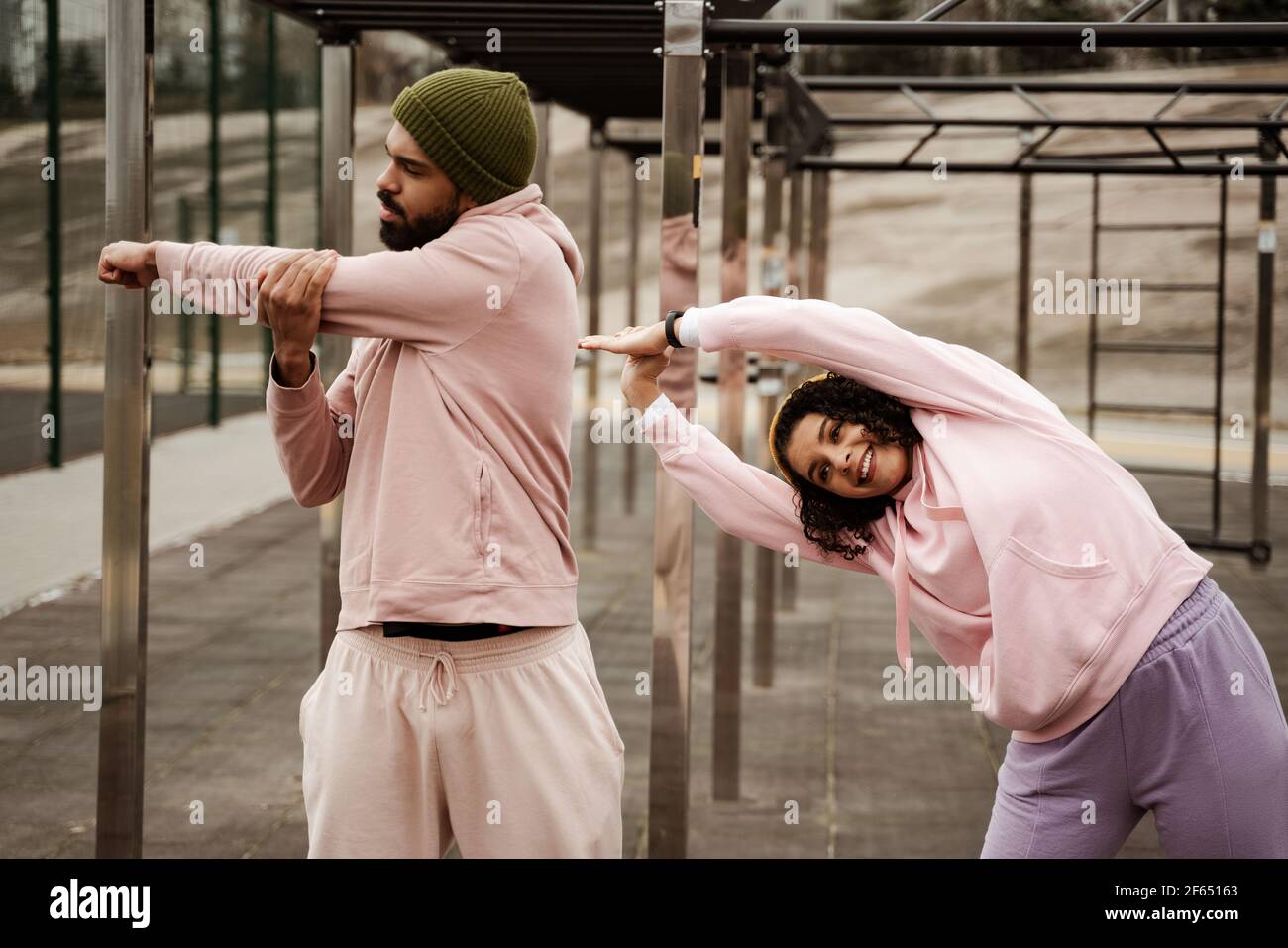 Junge afroamerikanische Paar in Sportkleidung Aufwärmen im Freien Stockfoto