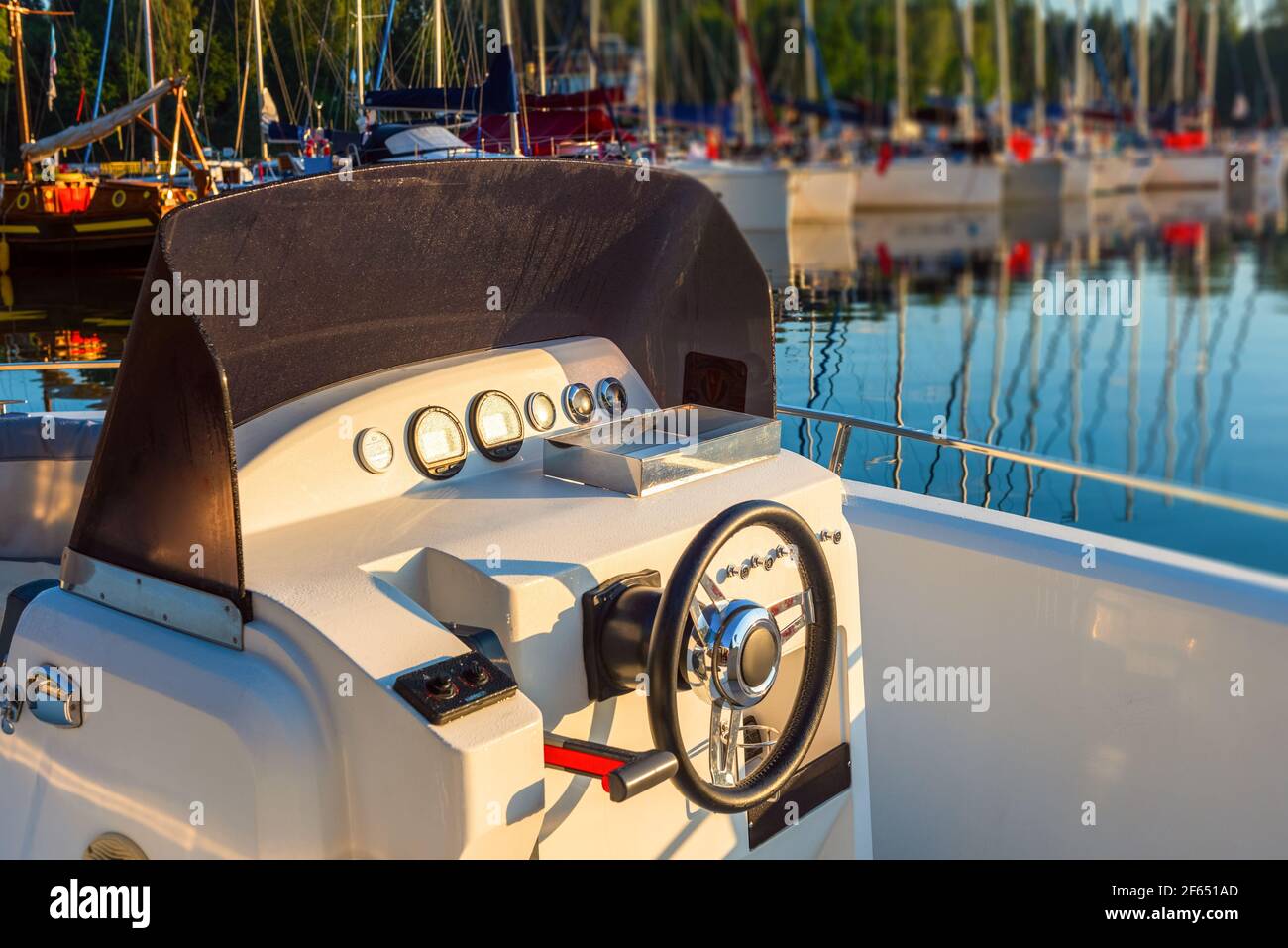 Instrumententafel, Navigationsgerät und Lenkrad eines Motorbootcockpits. Horizontale Aufnahme Stockfoto