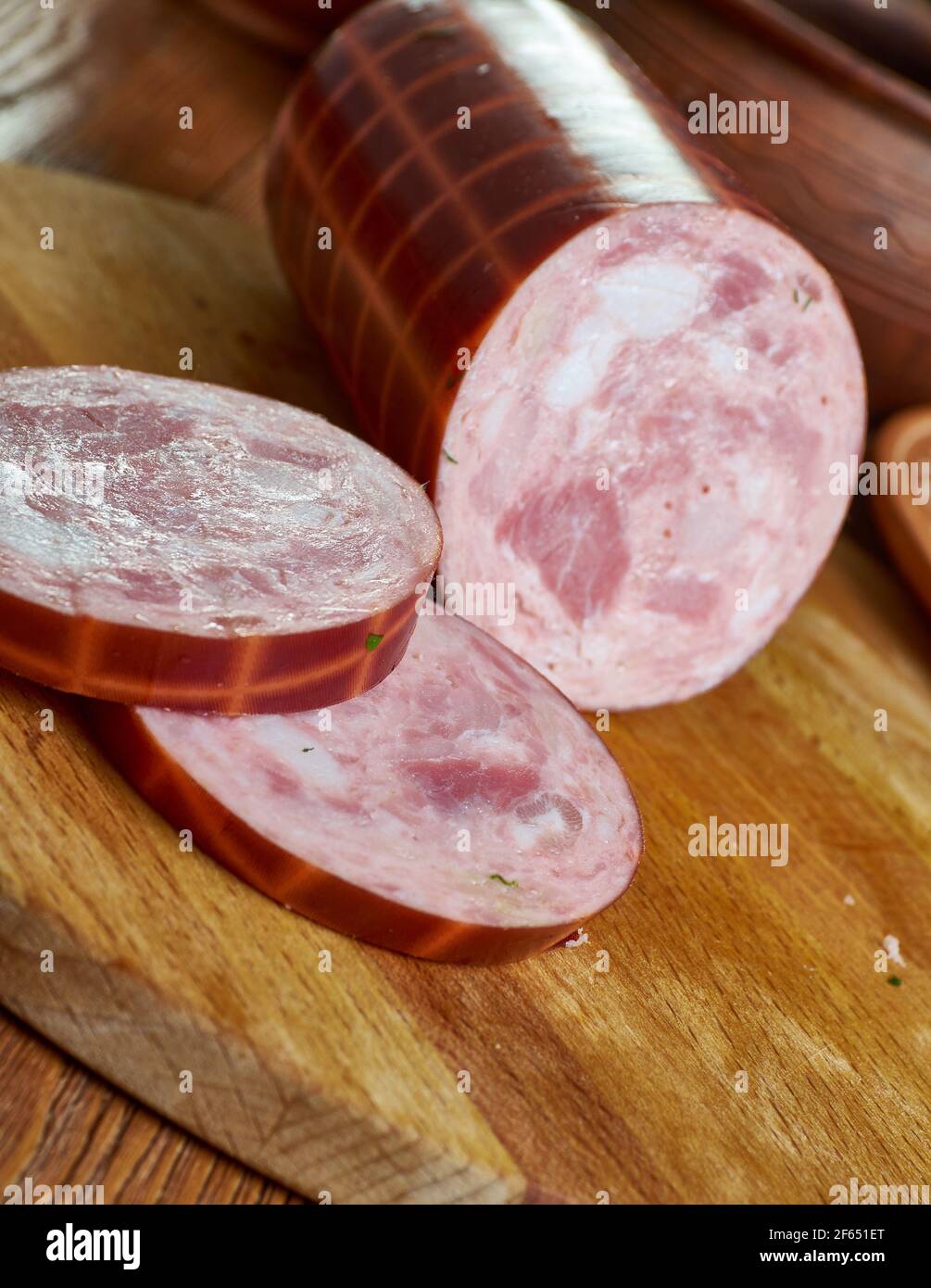 Prasky-Wurst - polnisch-amerikanische Art von grobgemahlener Sommerwurst oder Salami im Zusammenhang mit einer deutschen Thuringer-Wurst, Stockfoto