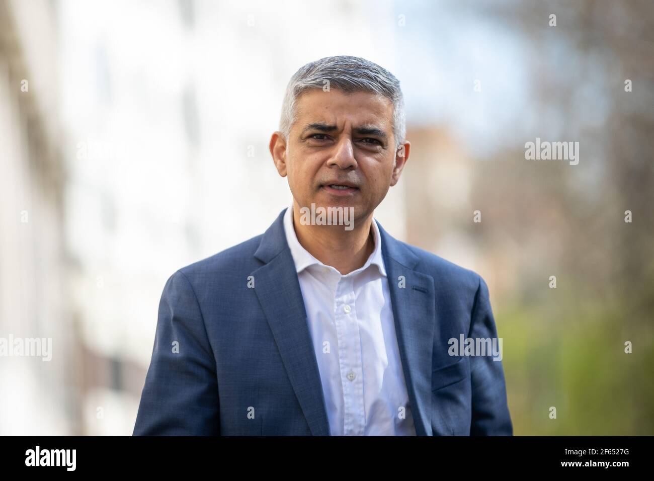 Sadiq Khan kommt am Savoy Place in London an und enthüllt seine Zusage für vier neue Qualifikationsakademien, um Londonern bei der Umschulung und der Suche nach neuen Arbeitsplätzen zu helfen, sowie die Einführung seiner Plakatwand "Jobs, Jobs, Jobs" während der Wahlkampagne für die Londoner Mayoralwahl. Bilddatum: Dienstag, 30. März 2021. Stockfoto