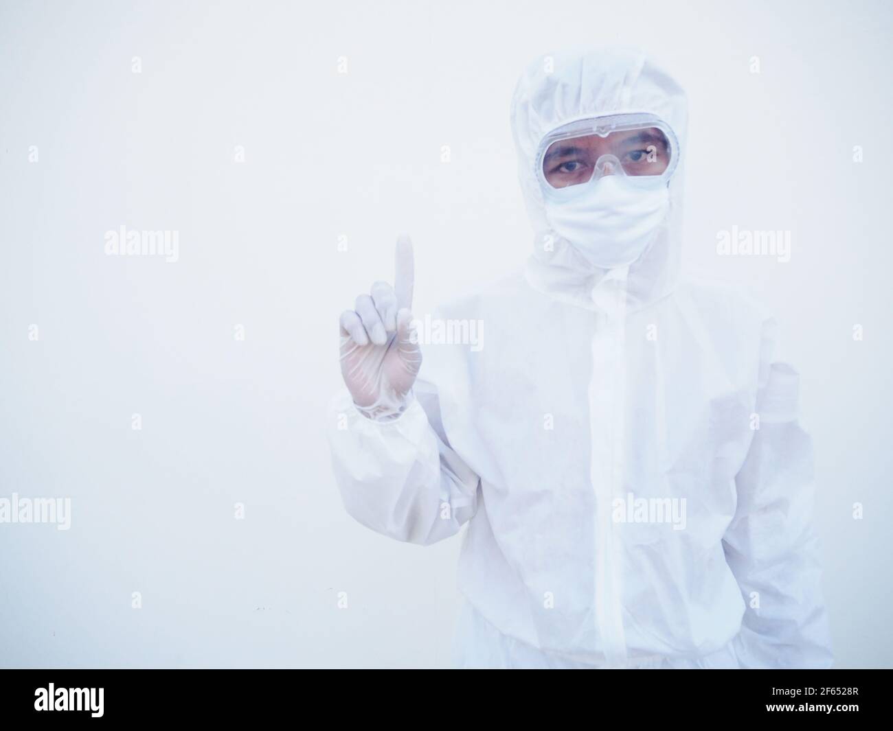 Arzt oder Wissenschaftler in PPE-Suite Uniform zeigt Hände poiting bis zu leeren Raum darüber. Coronavirus oder COVID-19 Konzept isoliert weißen Hintergrund Stockfoto