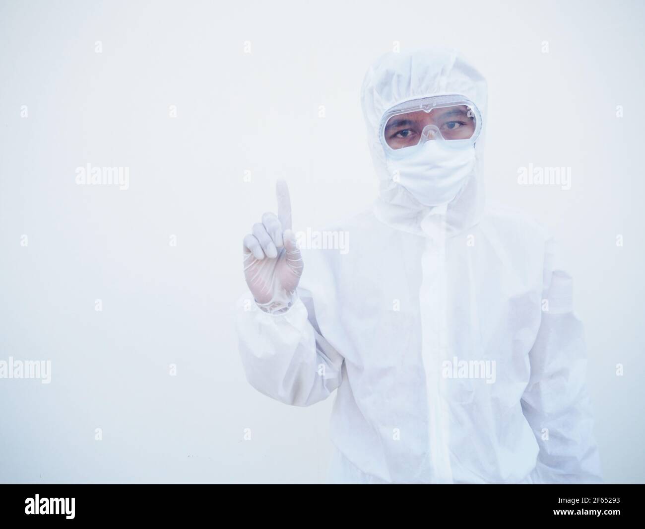 Arzt oder Wissenschaftler in PPE-Suite Uniform zeigt Hände poiting bis zu leeren Raum darüber. Coronavirus oder COVID-19 Konzept isoliert weißen Hintergrund Stockfoto