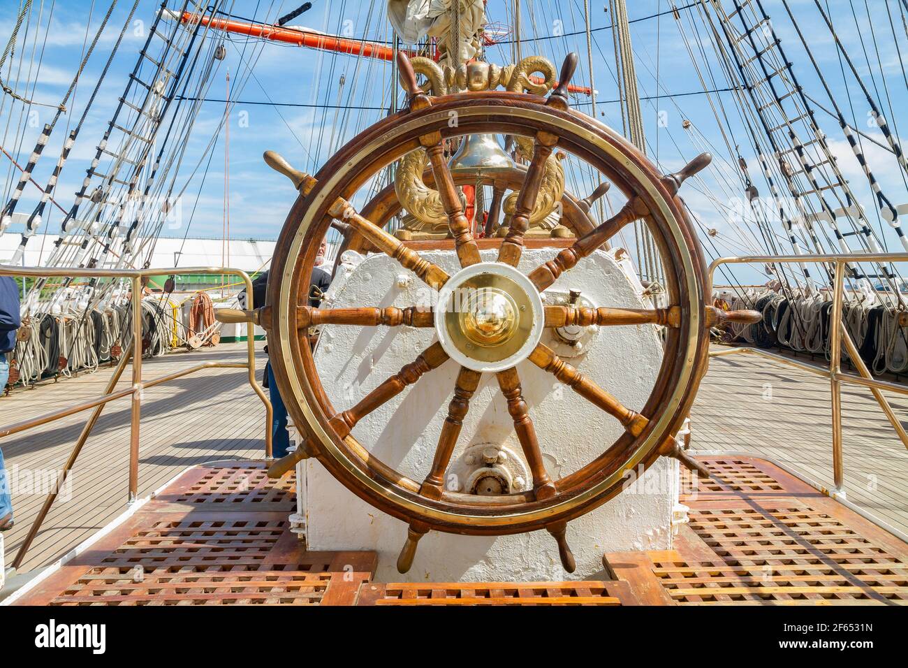 Lenkrad eines 100 Jahre alten russischen Segelschiffs (Sedow) Stockfoto