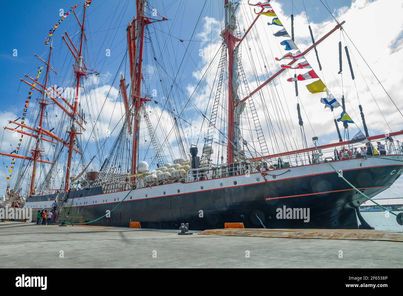 100 Jahre altes russisches Segelboot (Sedow) im Hafen von Port Louis, Mauritius. Stockfoto