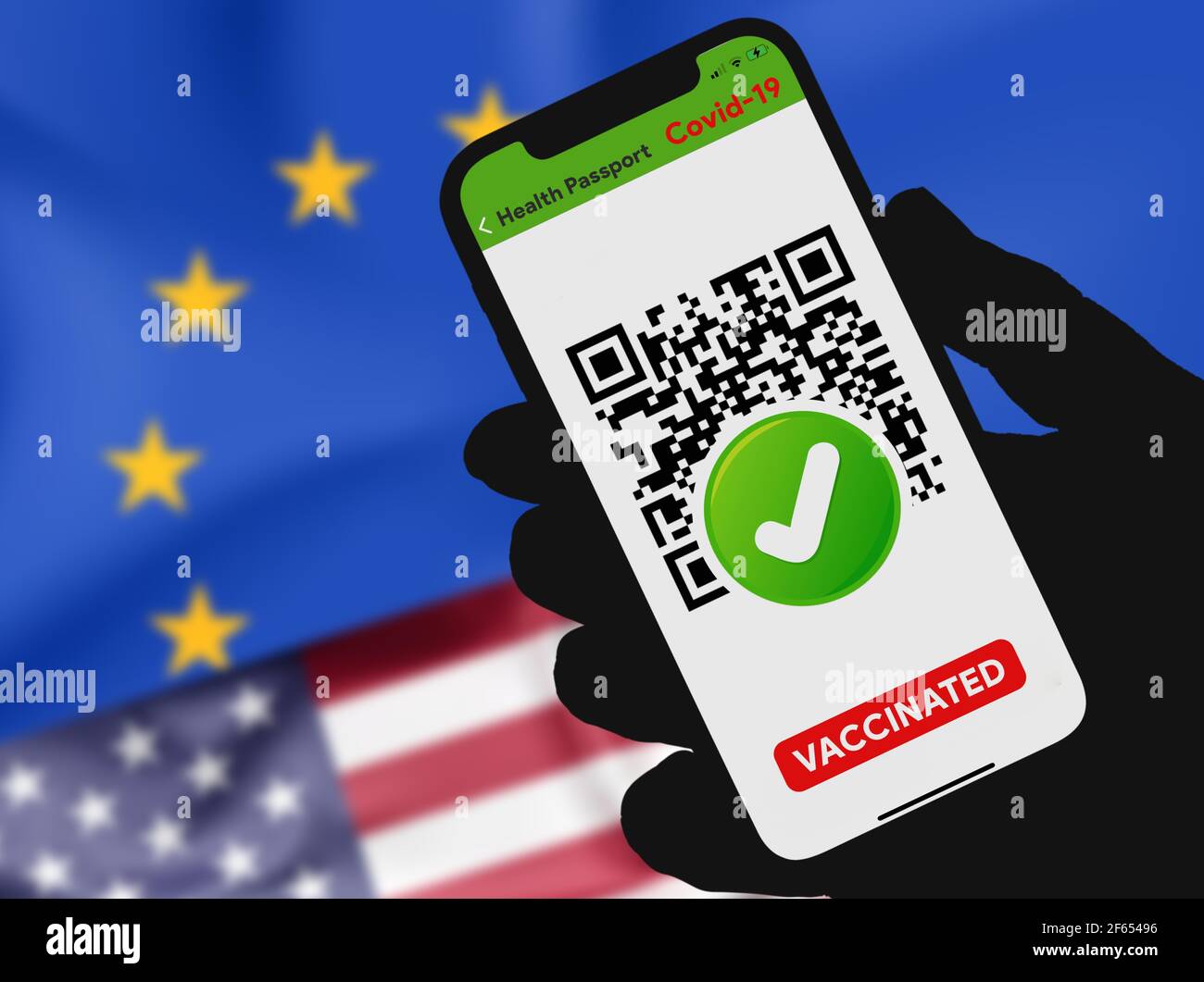 Geimpfte Person, die die App für den digitalen Gesundheitspass im Mobiltelefon verwendet, um während der covid-19-Pandemie unter der Flagge der USA und der Europäischen Union zu reisen. Stockfoto
