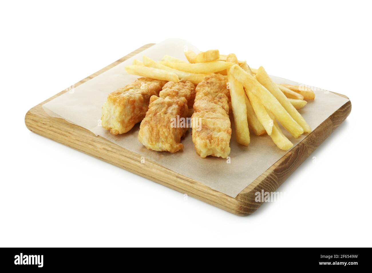 Brett mit gebratenem Fisch und Chips isoliert auf weißem Hintergrund Stockfoto