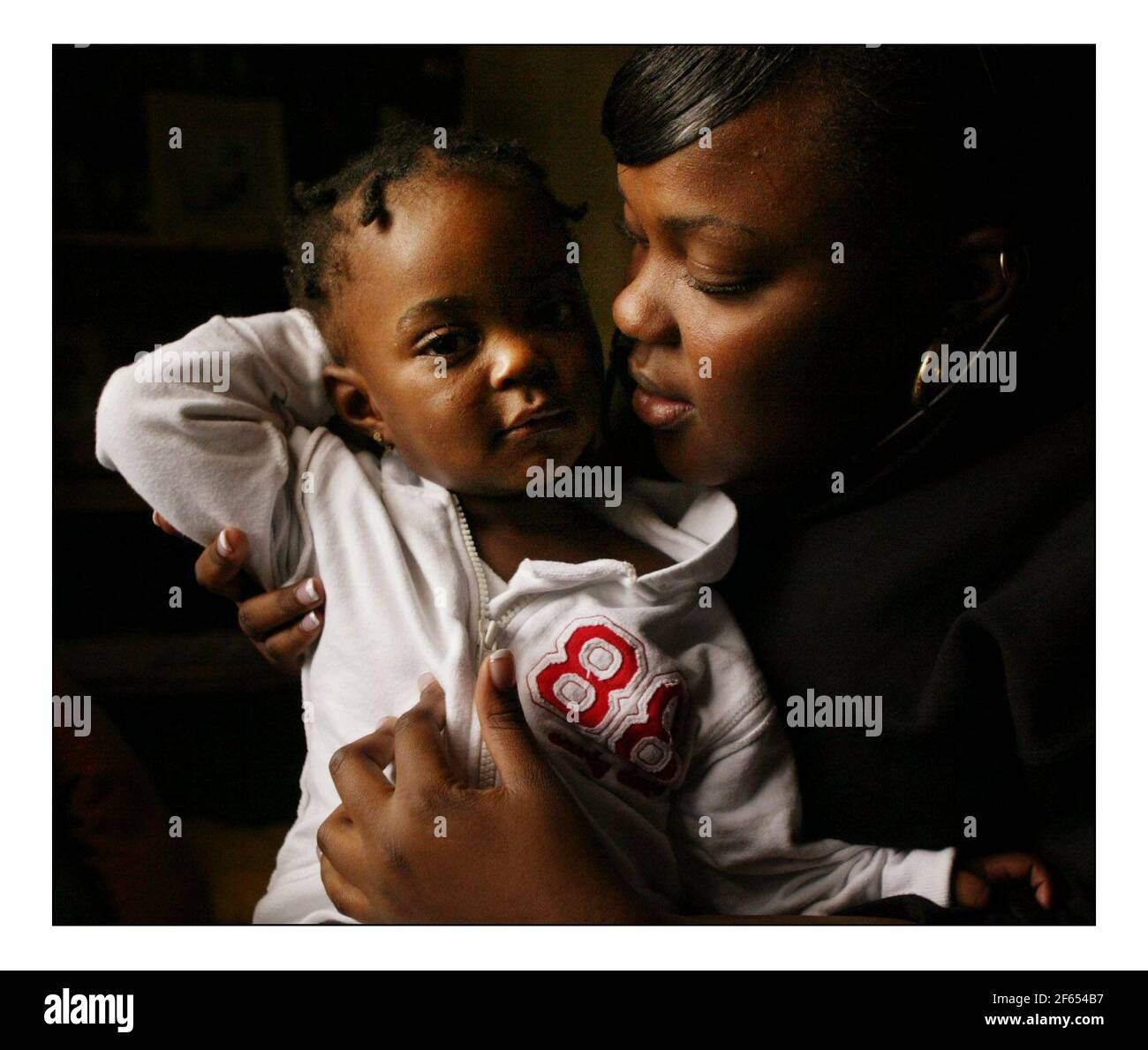 Teenagermutter Renee Mc Farlane 18 mit ihrer Tochter Serena Harde 16 Monate zu Hause in Süd-London.pic David Sandison 29/10/2004 Stockfoto