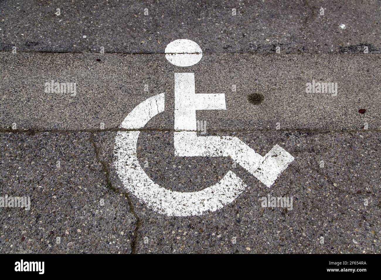 Behindertenparkschild, Verkehrszeichen Stockfoto
