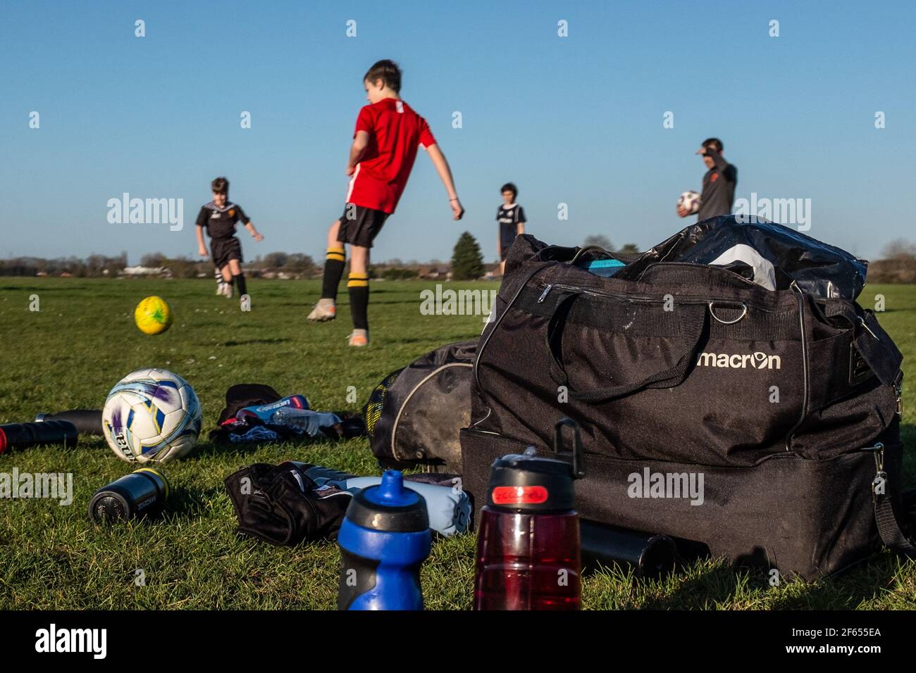 Junge Leute spielen am Frühlingsnachmittag eine Fußballtrainingseinheit Nach der dritten Sperre erlauben Beschränkungen die Teilnahme am 29th. März 2021 Stockfoto