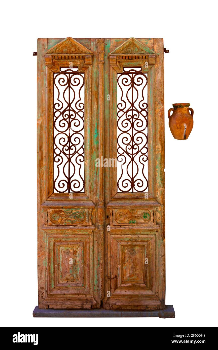 Vintage Holztüren mit schmiedeeisernem rostigen Gitter und Tonkrug, Flachrelief isoliert auf weißem Hintergrund Stockfoto