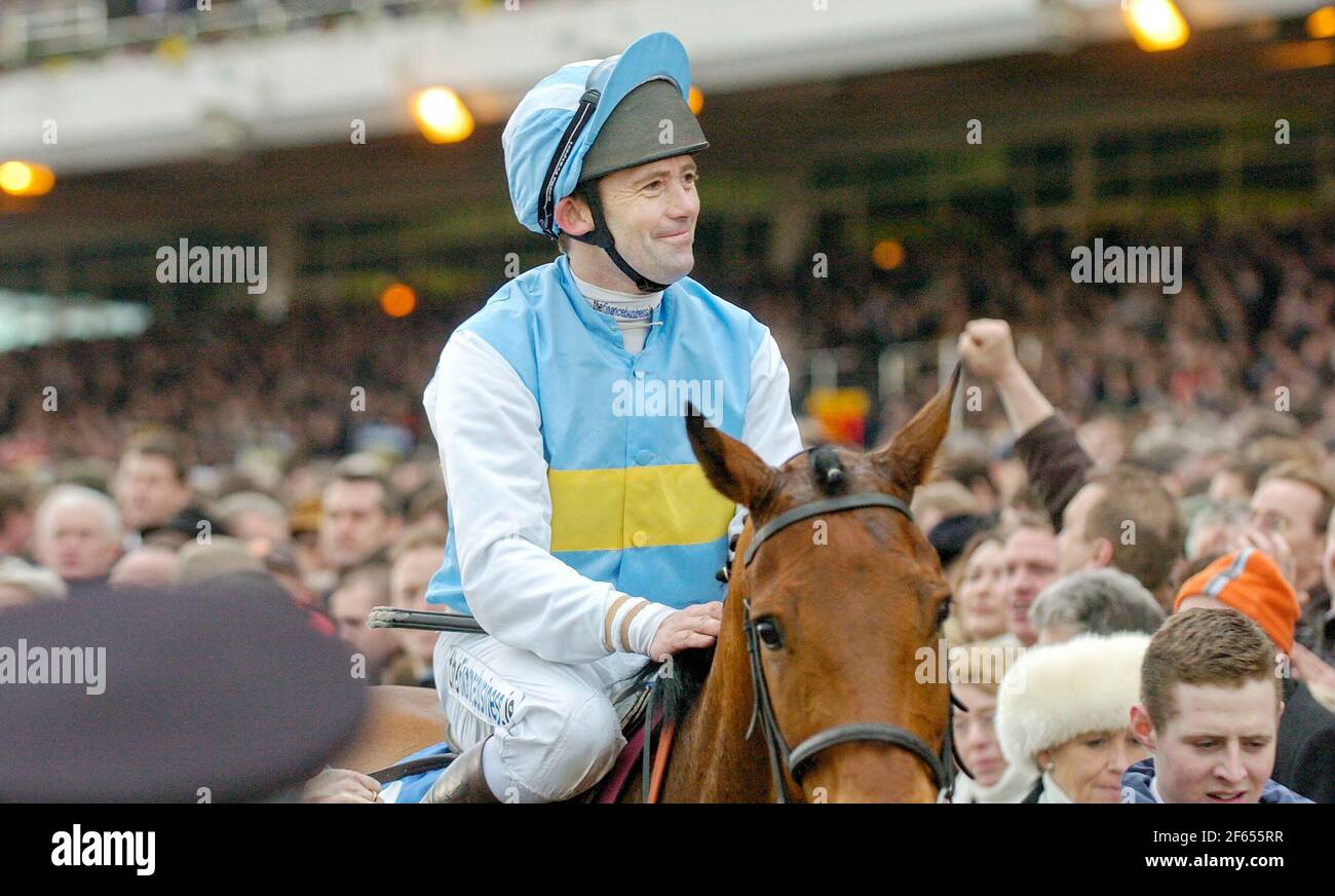 CHELTENHAM FESTIVAL 2005. 1ST TAG 15/3/2005 DIE MEISTERHÜRDE VON C.O'DWYER AUF HARDY EUSTACE BILD DAVID ASHDOWN CHELTENHAM FESTIVAL GEWONNEN Stockfoto