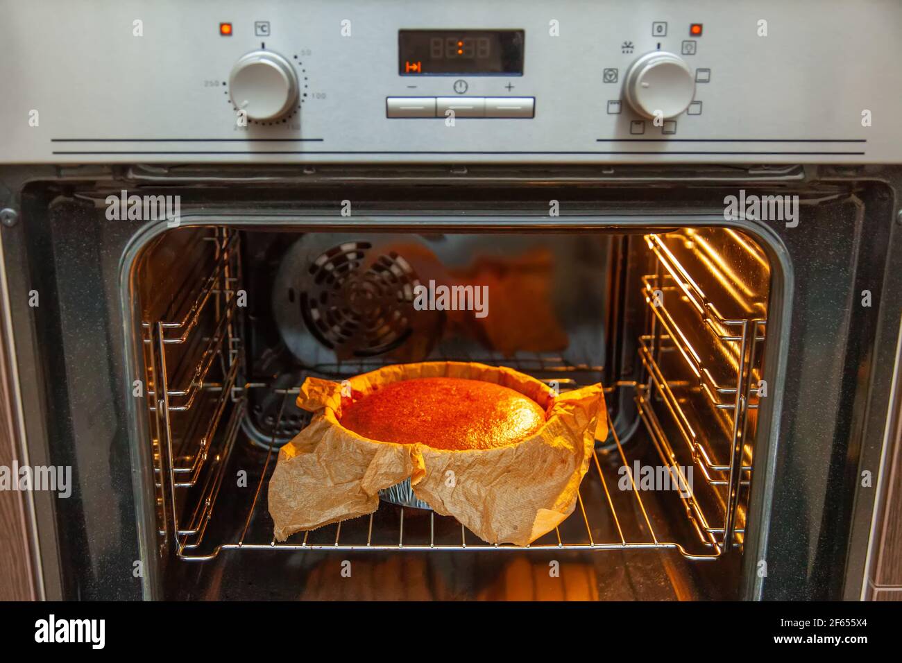 hausgemachter baskischer gebrannter Käsekuchen. Fertig gerösteter Käsekuchen ist im