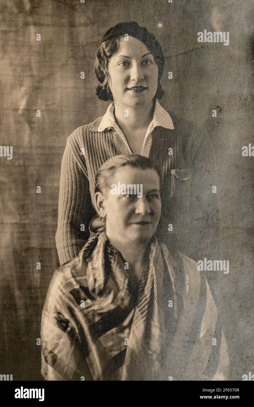 Deutschland - UM 1930s: Nahaufnahme Porträt von zwei Frauen im Studio, Vintage Art Deco Ära Foto Stockfoto