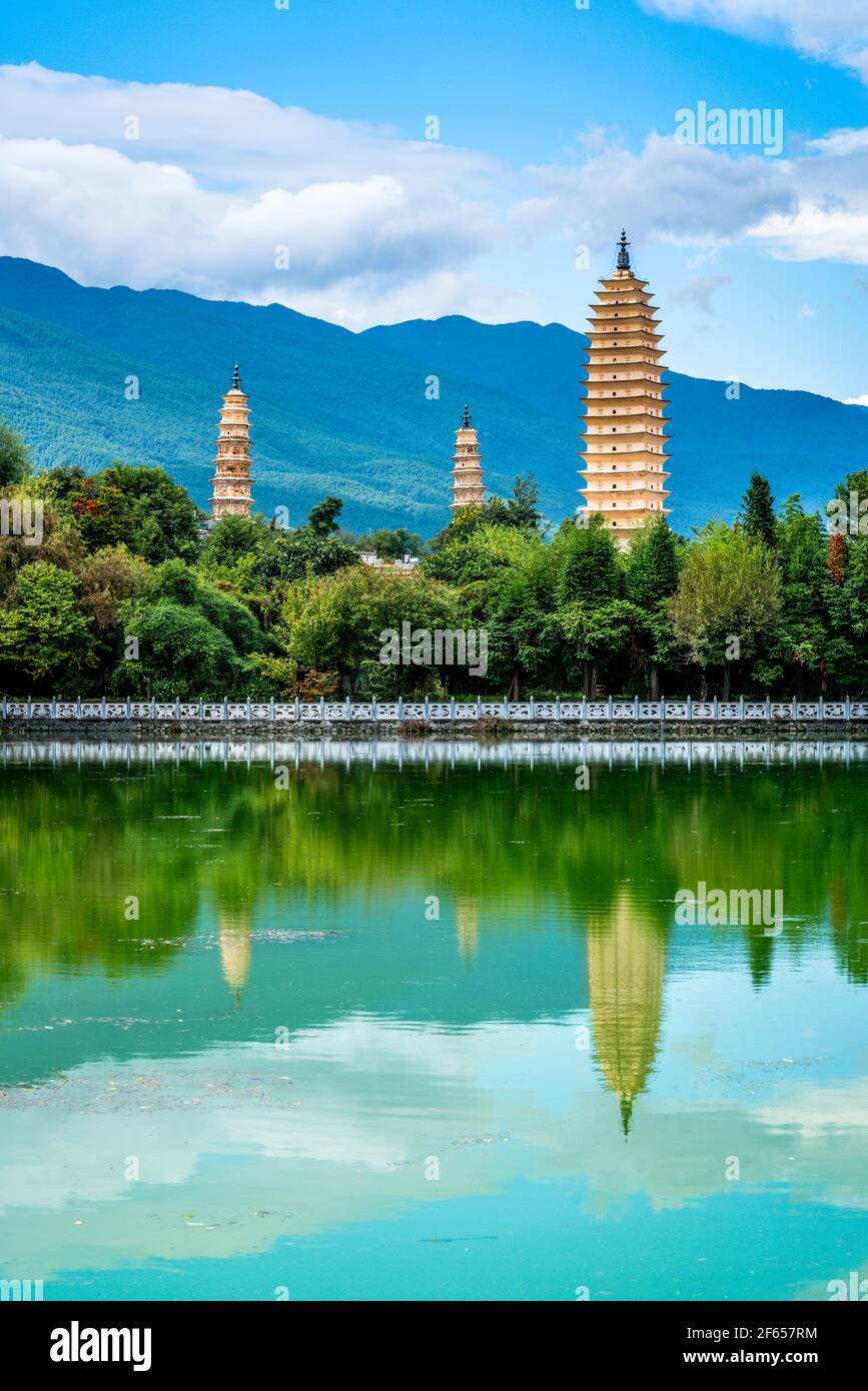 Vertikale Ansicht von Dali drei Pagoden des Chongsheng Tempels mit Wasserspiegelung und blauer Himmel in Dali Yunnan China Stockfoto