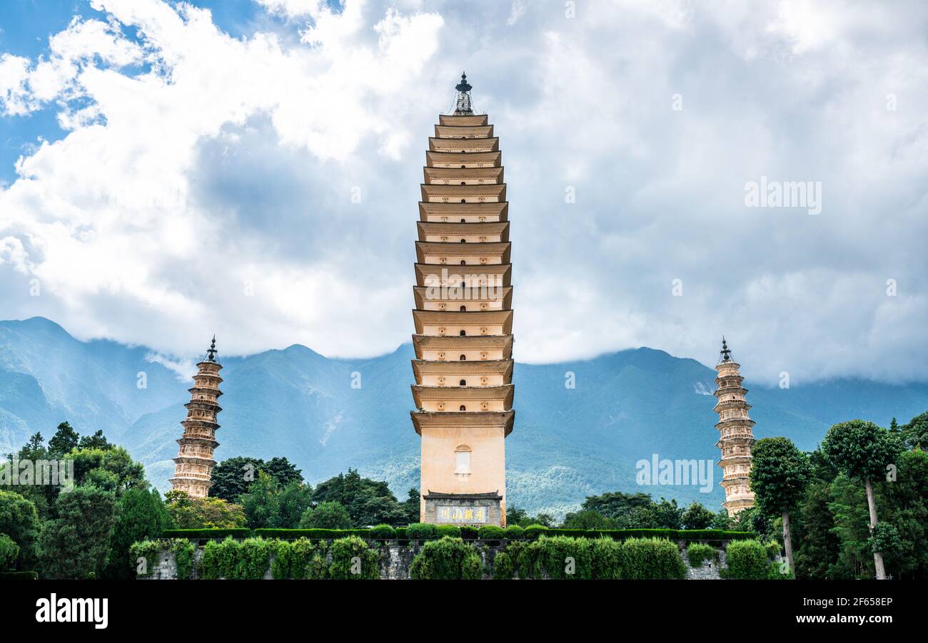 Vorderansicht der drei Pagoden des Chongsheng Tempels mit Bewölktes Wetter in Dali Yunnan China Stockfoto