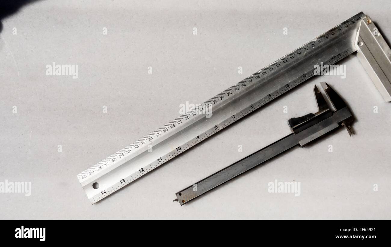T-Lineal und Bremssattel auf Marmorplatte Stockfoto