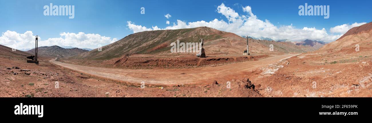Kyzylart- oder Kyzyl-Art-Pass. Grenze zwischen Kirgisistan und Tadschikistan. Pamir-Gebirge. Rot gefärbter Berg. Pamir Autobahn oder Pamirskij trakt, Dach des wor Stockfoto