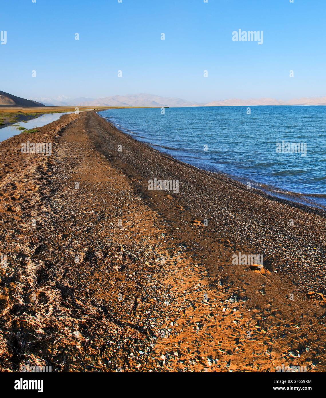 Karakul See und Pamir Range in Tadschikistan. Landschaft rund um Pamir Autobahn M41 internationale Straße Stockfoto