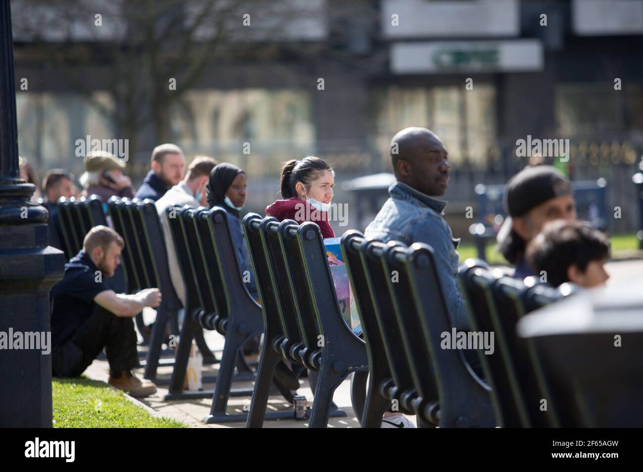 Birmingham, Großbritannien. März 2021, 30th. Die Menschen genießen die Sonne auf dem Gelände der Kathedrale im Stadtzentrum von Birmingham. Kredit: Peter Lopeman/Alamy Live Nachrichten Stockfoto