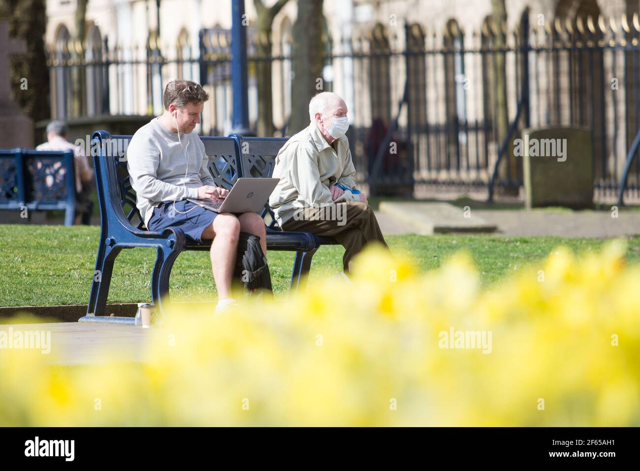 Birmingham, Großbritannien. März 2021, 30th. Zwei Männer genießen die Sonne auf dem Gelände der Kathedrale im Stadtzentrum von Birmingham. Kredit: Peter Lopeman/Alamy Live Nachrichten Stockfoto
