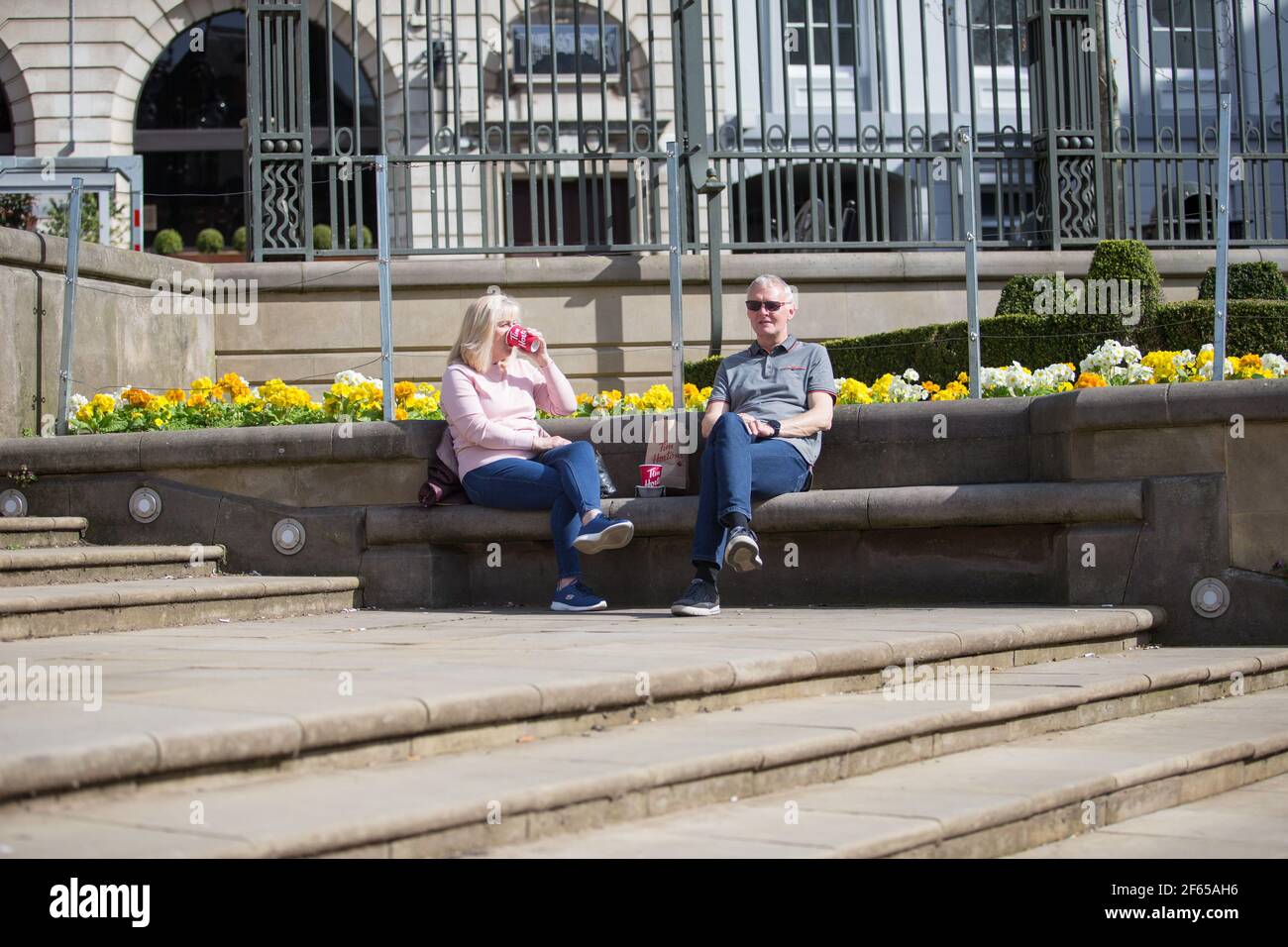 Birmingham, Großbritannien. März 2021, 30th. Ein Paar genießt einen Kaffee am Victoria Square im Stadtzentrum von Birmingham. Kredit: Peter Lopeman/Alamy Live Nachrichten Stockfoto