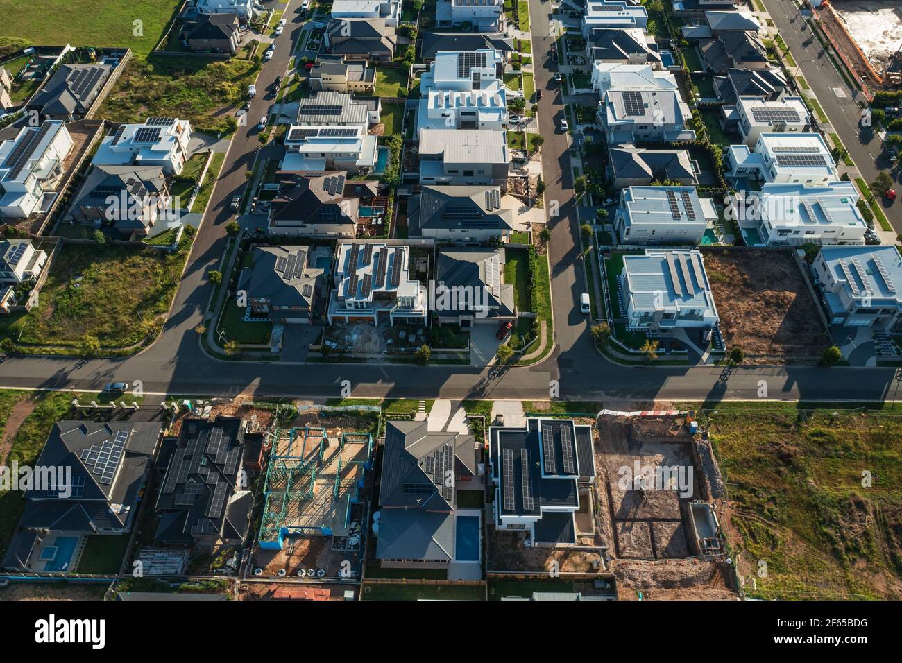 High-Angle-Luftaufnahme von modernen gehobenen Häusern neu abgeschlossen oder im Bau im Nordwesten von Sydney, Australien. Viele mit Solarstrom auf dem Dach. Stockfoto