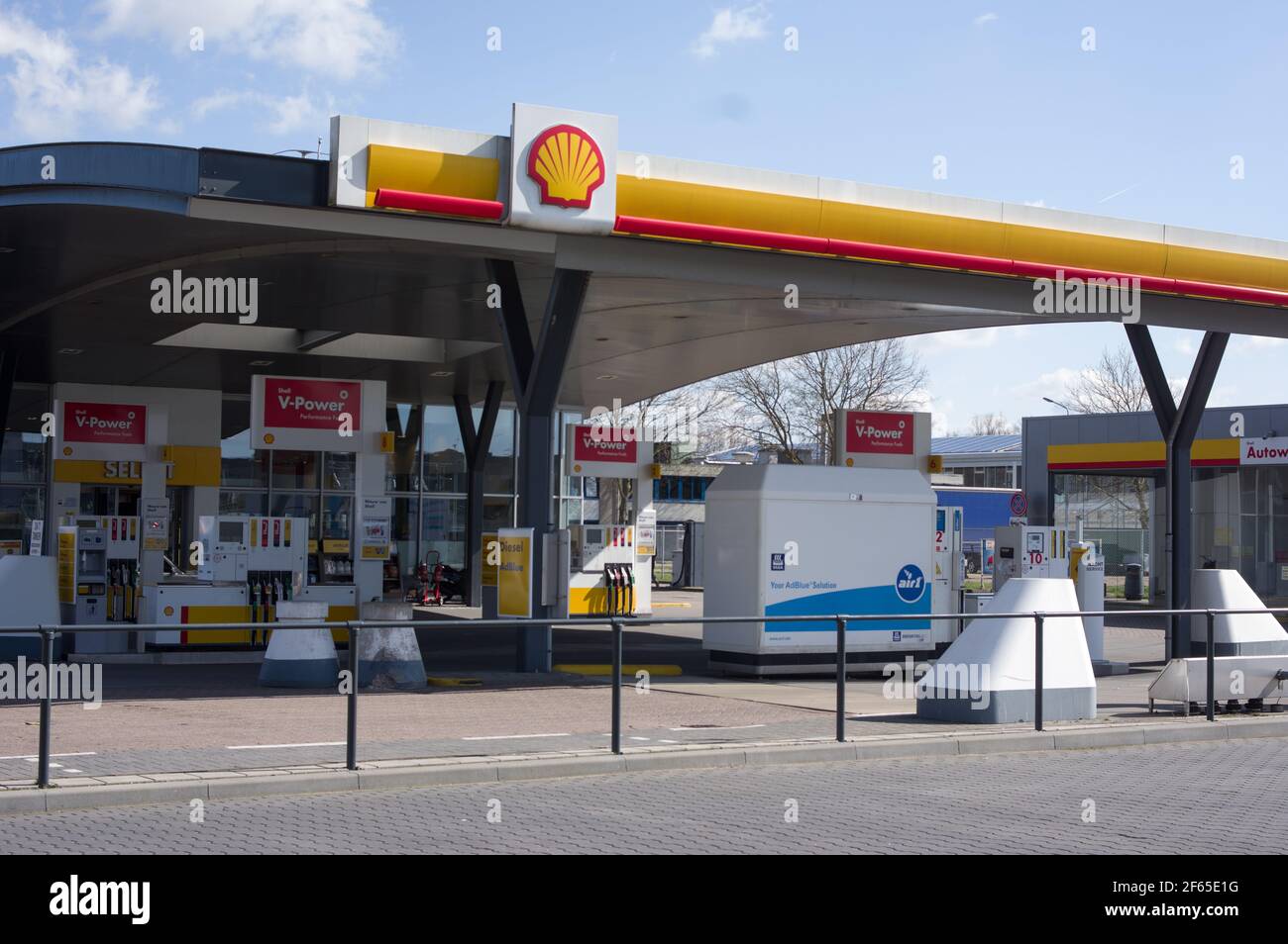 Arnhem, Niederlande - 19. März 2021: Shell Tankstelle. Royal Dutch Shell ist ein britisch-niederländisches multinationales Öl- und Gasunternehmen Stockfoto