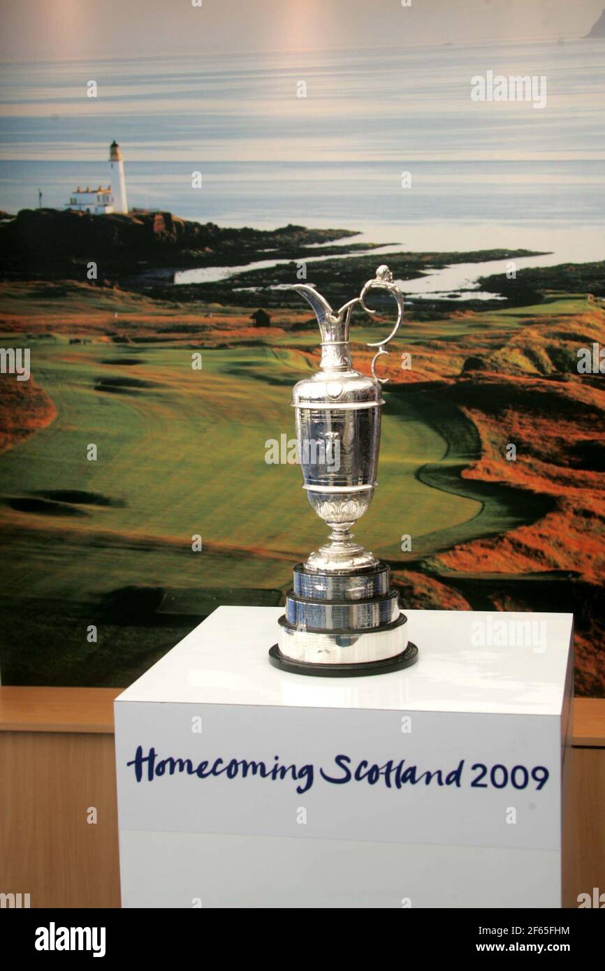 Open Golf Competition in Turnberry Ayrshire 2009. Der Claret Jug steht vor dem Bild des Turnberry Golf Course, Teil der Homecoming Scotland 2009 Feierlichkeiten Stockfoto