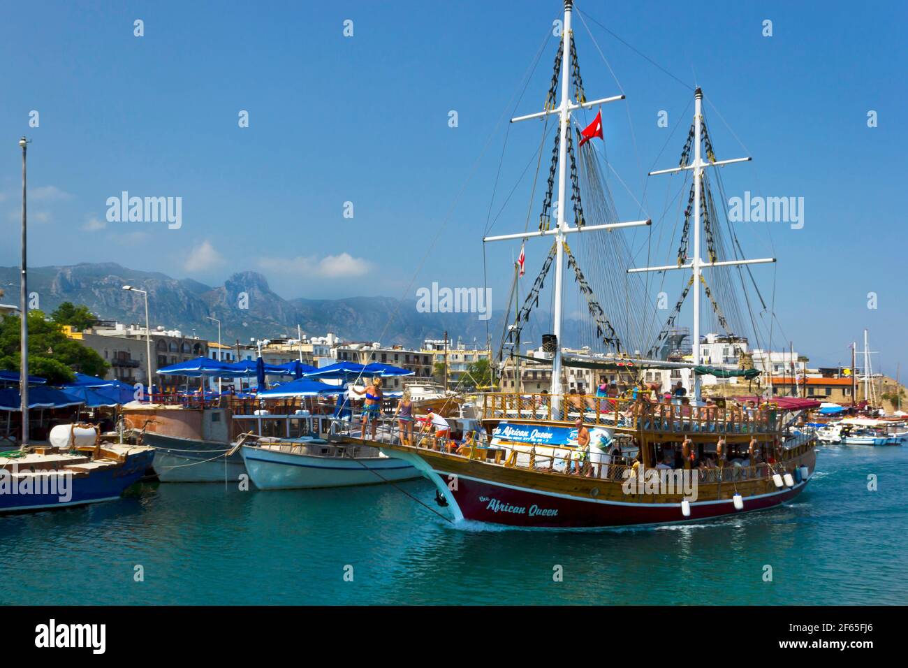 Girne Hafen mit Piratenboot im Vordergrund, Nordzypern Stockfoto