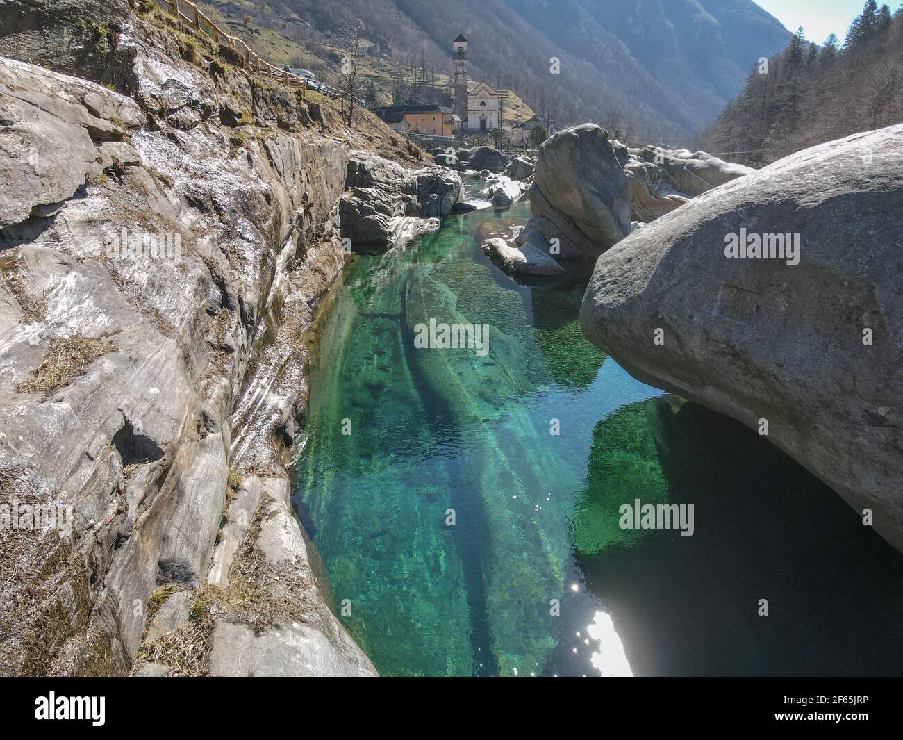 Der Fluss Verzasca bei Lavertezzo im Verzasca Tal in der Schweiz