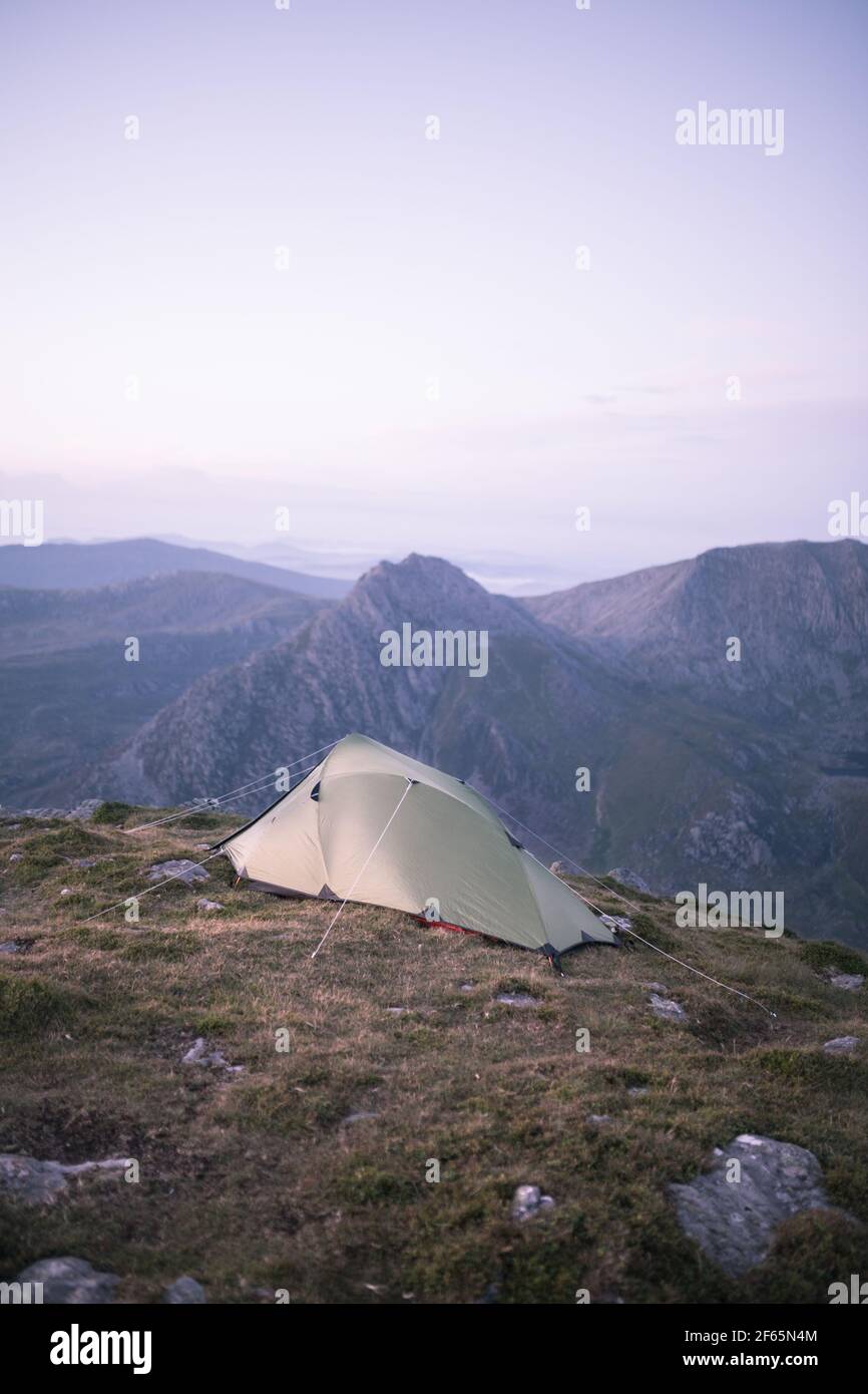 Zelt am Berghang über dem Ogwen Valley, Nordwales. Stockfoto