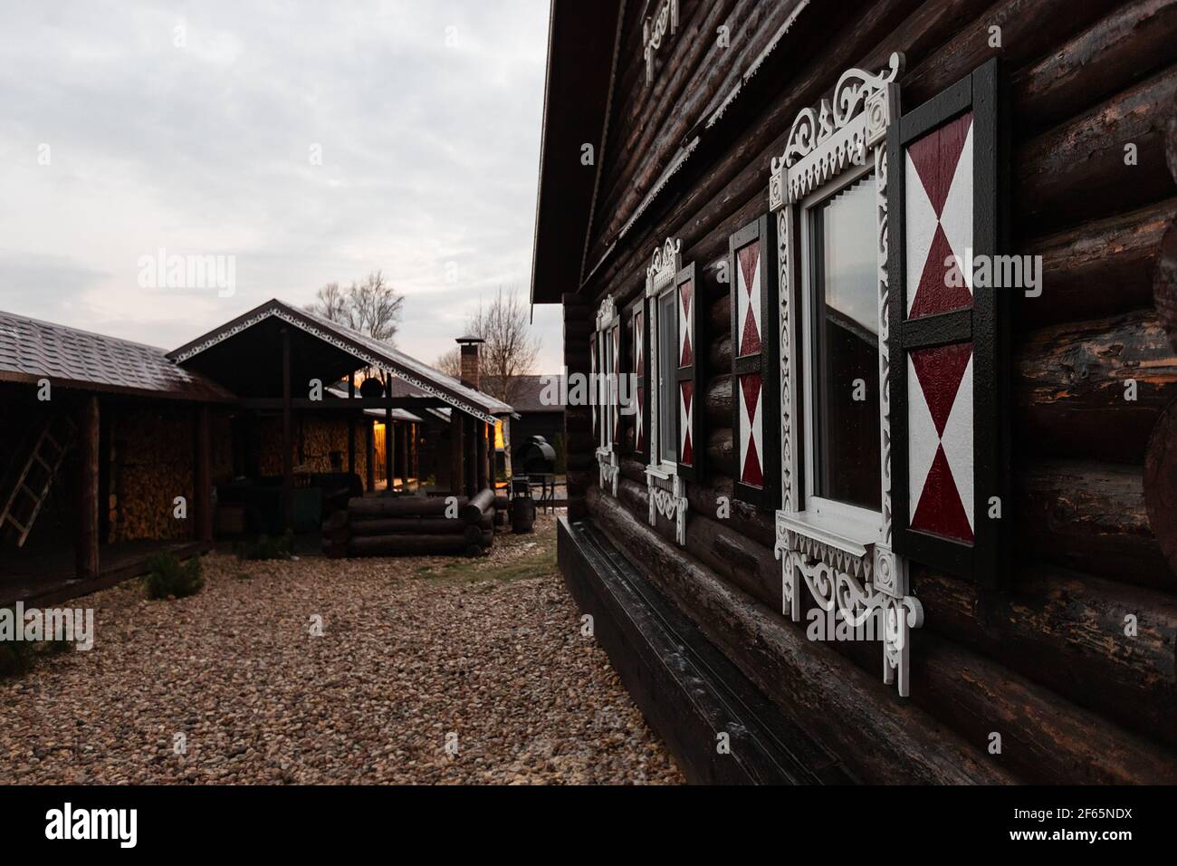 Holzhaus mit dekorativen geschnitzten Fensterläden. Die Fassade eines Ferienhauses für Touristen in einem traditionellen europäischen Stil Stockfoto