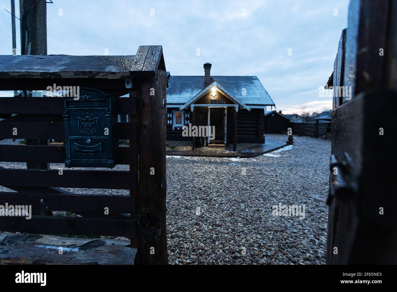 Holzhaus mit dekorativen geschnitzten Fensterläden. Die Fassade eines Ferienhauses für Touristen in einem traditionellen europäischen Stil Stockfoto