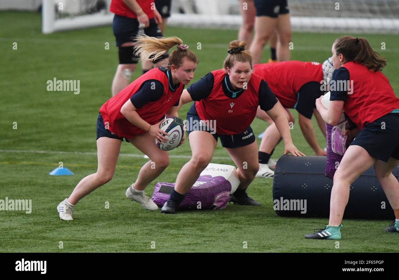 Oriam Sports CentreRiccarton, Edinburgh.Schottland Großbritannien. 29th. März 21 Schottland Women's Rugby Squad Training Session für das kommende Six Nation Match gegen England Pic zeigt Mairi McDonald auf dem Ball mit Unterstützung von Leah Bartlett Credit: eric mccowat/Alamy Live News Stockfoto