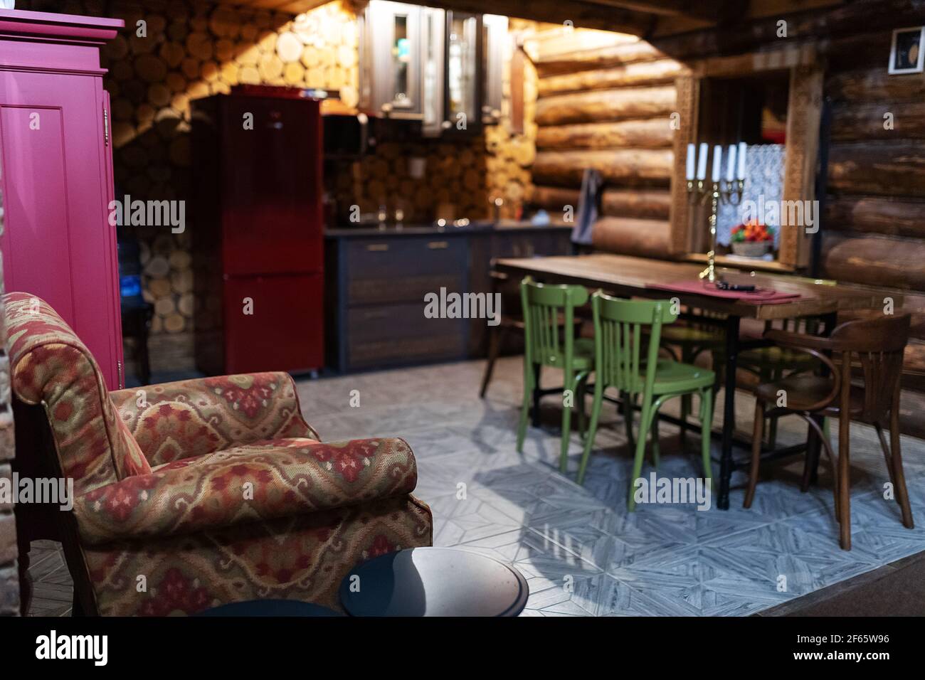 Gemütliches Interieur eines Landhauses in einem klassischen Stil. Private Ferienvilla. Komfortables weiches Bett und Kissen Stockfoto