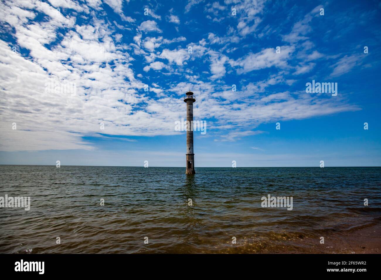 Estland. Insel Saaremaa. Verlassene Tilt Leuchtturm 'Kiipsaare tuletorn' an der Ostsee. Harilaid Naturschutzgebiet.. Klares Wasser und blauer Himmel mit schön Stockfoto