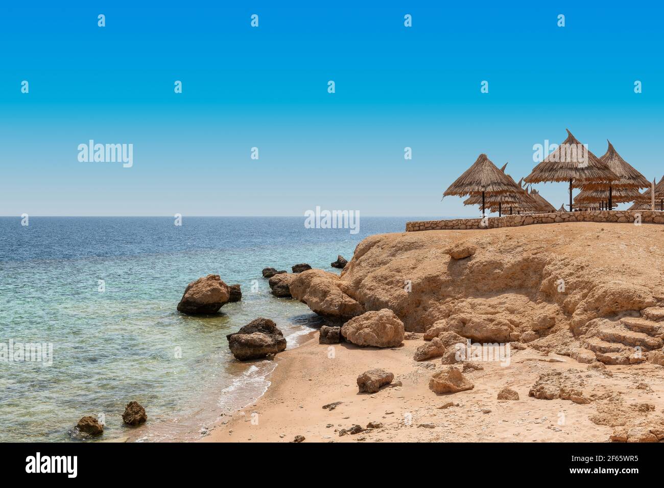 Exotischer Sandstrand mit Sonnenschirm im Roten Meer Stockfoto