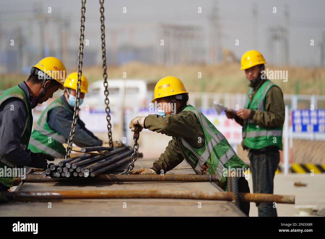 Xiongan, Chinas Provinz Hebei. März 2021, 30th. Menschen arbeiten auf einer Baustelle von städtischen Stützeinrichtungen im Gebiet Rongdong in der Xiongan New Area, nordchinesische Provinz Hebei, 30. März 2021. Quelle: Xing Guangli/Xinhua/Alamy Live News Stockfoto