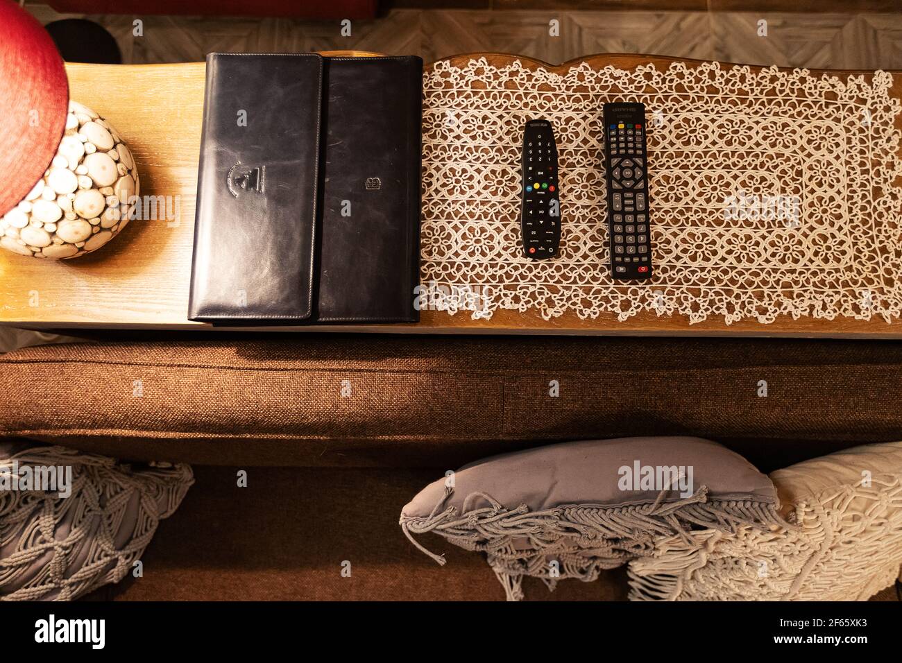 Gemütliches Interieur eines Landhauses in einem klassischen Stil. Private Ferienvilla. Komfortables weiches Bett und Kissen Stockfoto